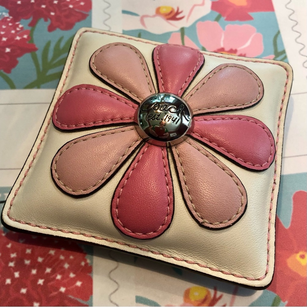 ❌SOLD❌Coach Daisy Paperweight